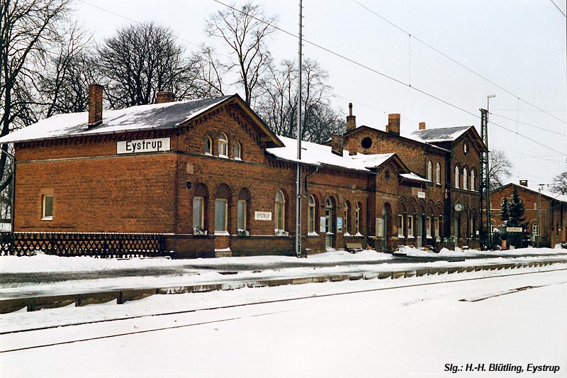 Das Bahnhofsgebäude von der Straßenseite 1959